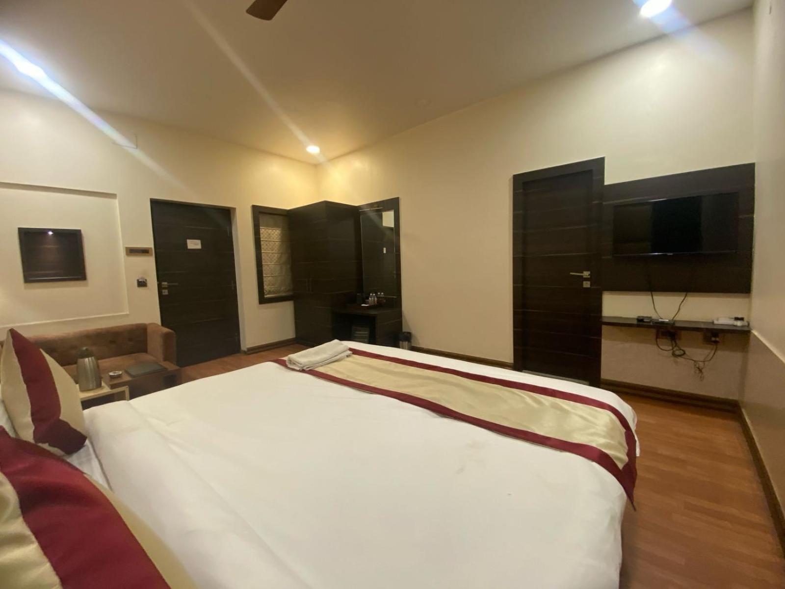 Hotel New Grand Deoghar Buitenkant foto